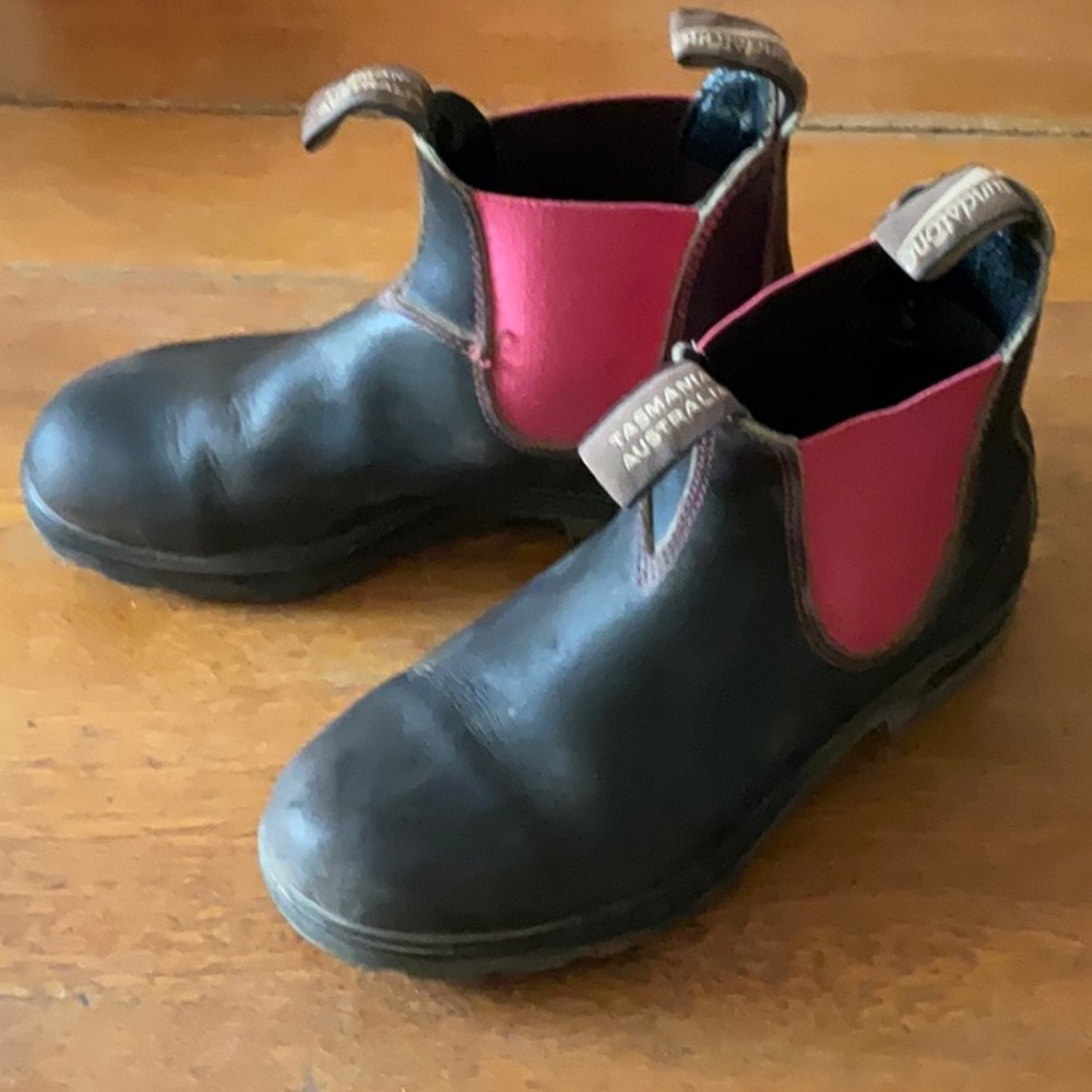 Blundstones with pink elastic sides